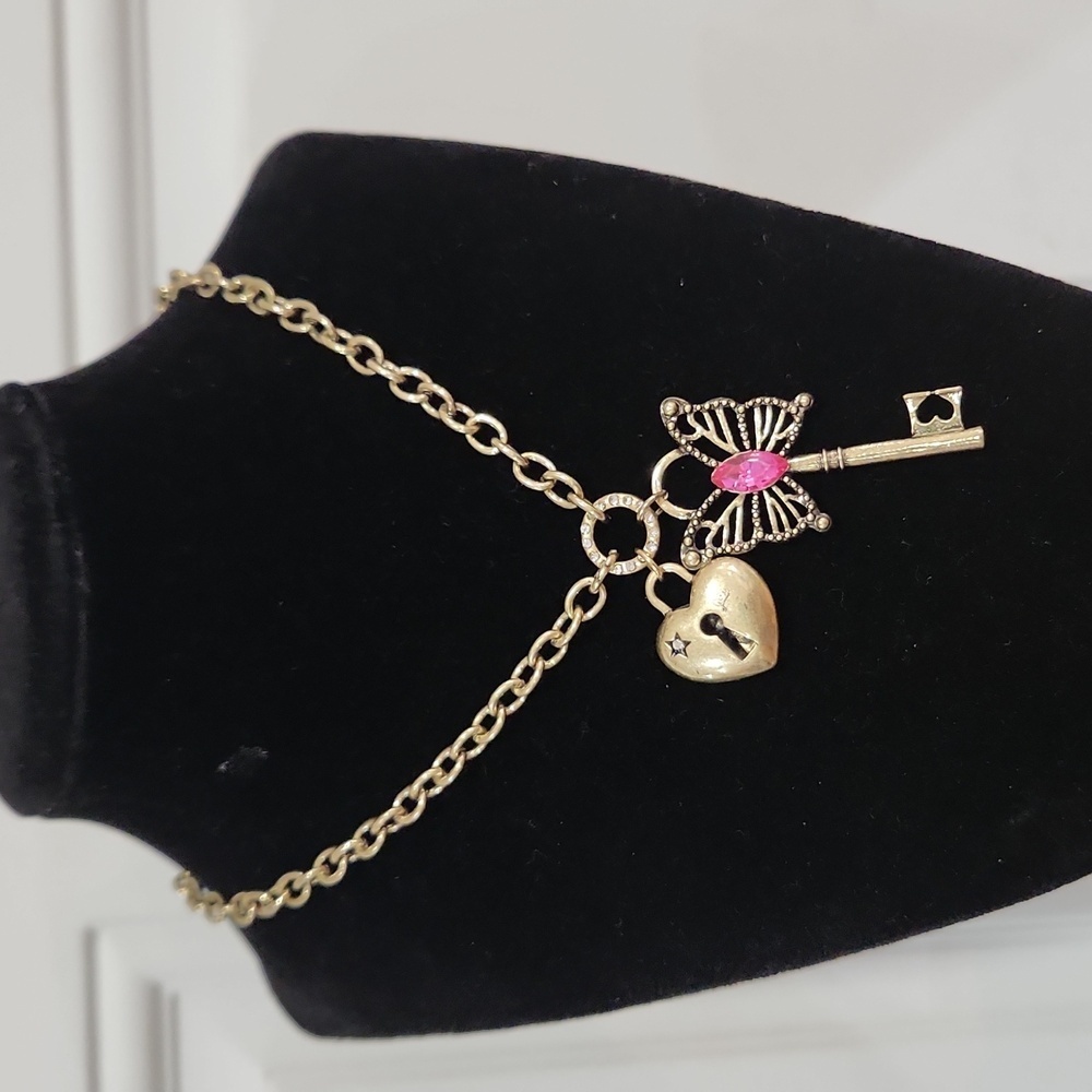 🦋▪️🔑 Betsey Johnson▪️ Butterfly Lock Key Gold and Pink Charm Necklace 🦋✨️
